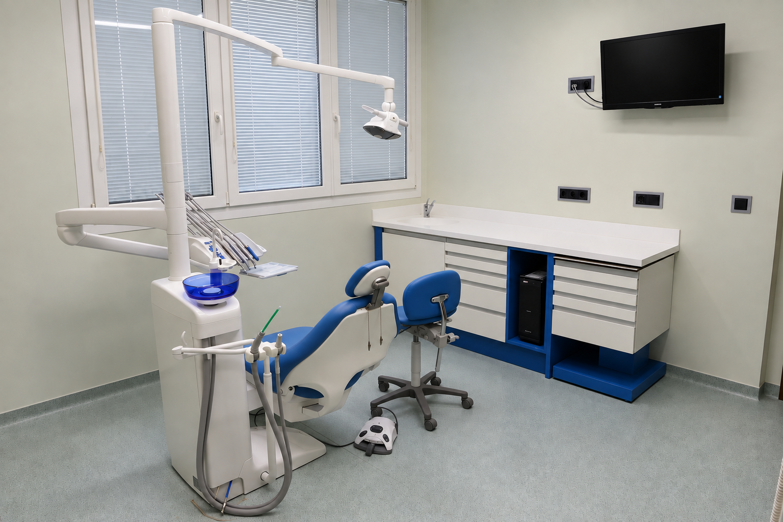 Gabinete dental con sillón azul de DELMAS CLINIC
