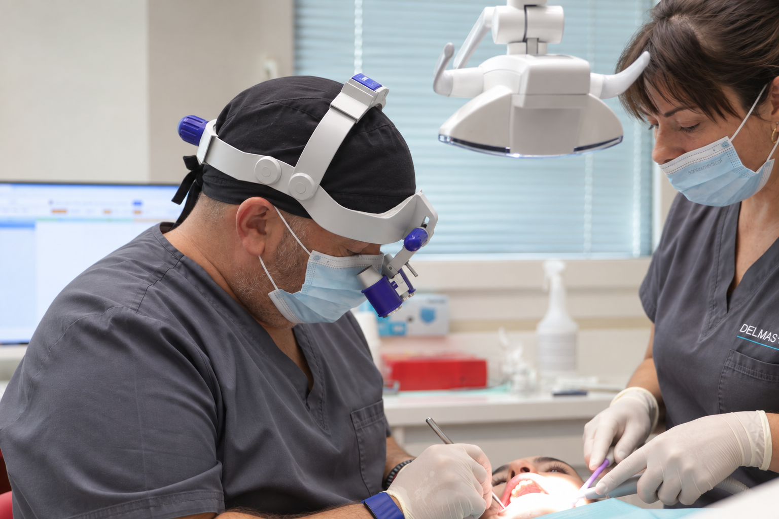 Dentista conversando con una paciente