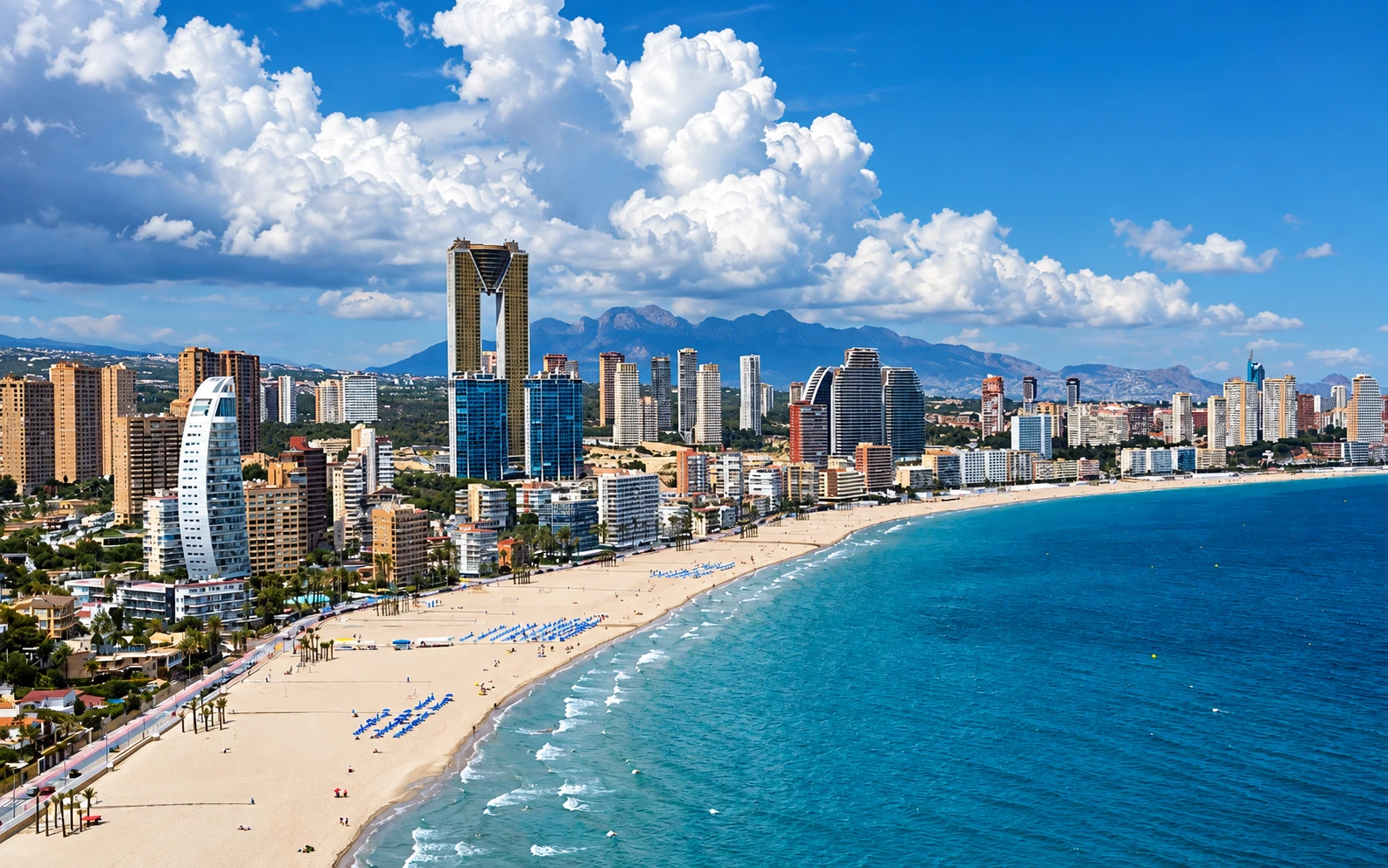 Vista de la playa y los edificios de Benidorm